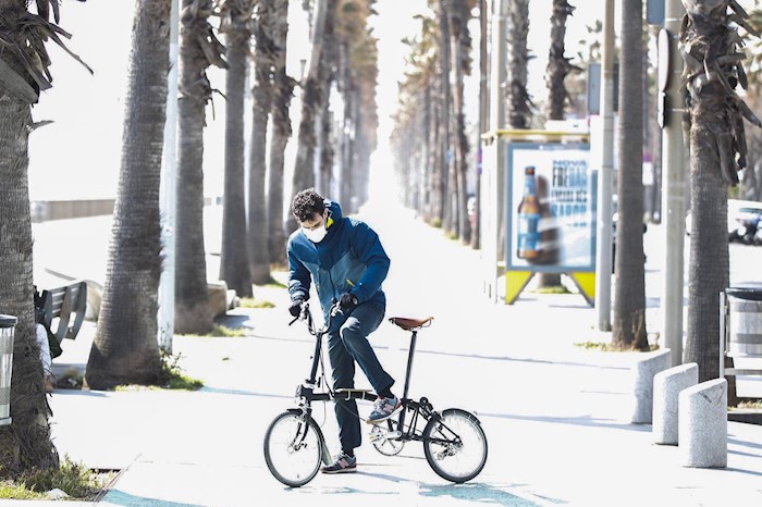 Una persona monta en bicicleta en el paseo marítimo de Barcelona, este martes, cuando se cumple el decimo día del estado de alarma decretado por el Gobierno por la pandemia de coronavirus. EFE/Alejandro García hay que seguir alertas