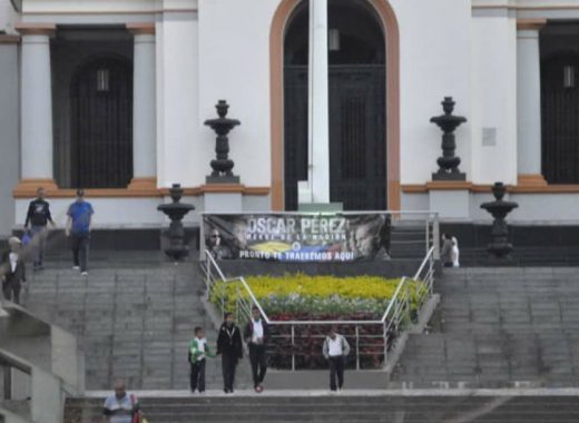 Pancartas con el rostro de Óscar Pérez amanecen en el Panteón Nacional