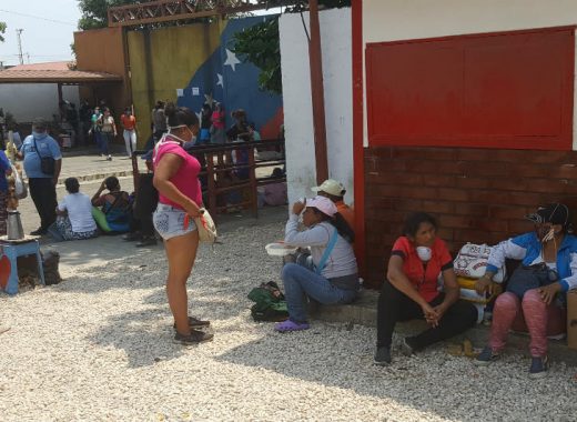 Familiares piden ayuda para presos de Penal de Tocuyito. Foto: Tibisay Romero