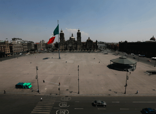 El zócalo de Ciudad de México, desolado por el coronavirus