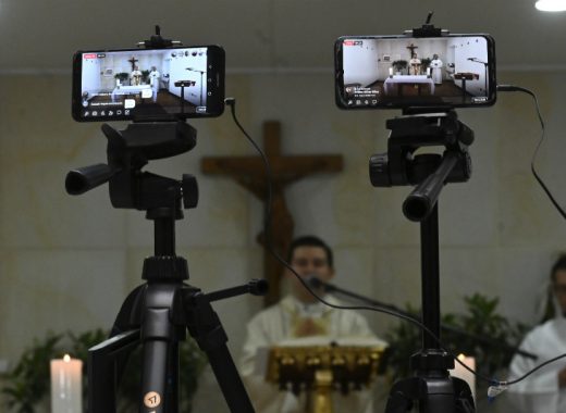 La iglesia frente a las epidemias: de la caza de gatos a internet. AFP