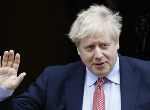 Boris Johnson "sigue al mando" pese a coronavirus. AFP