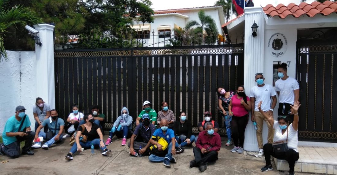 100 venezolanos varados en RD