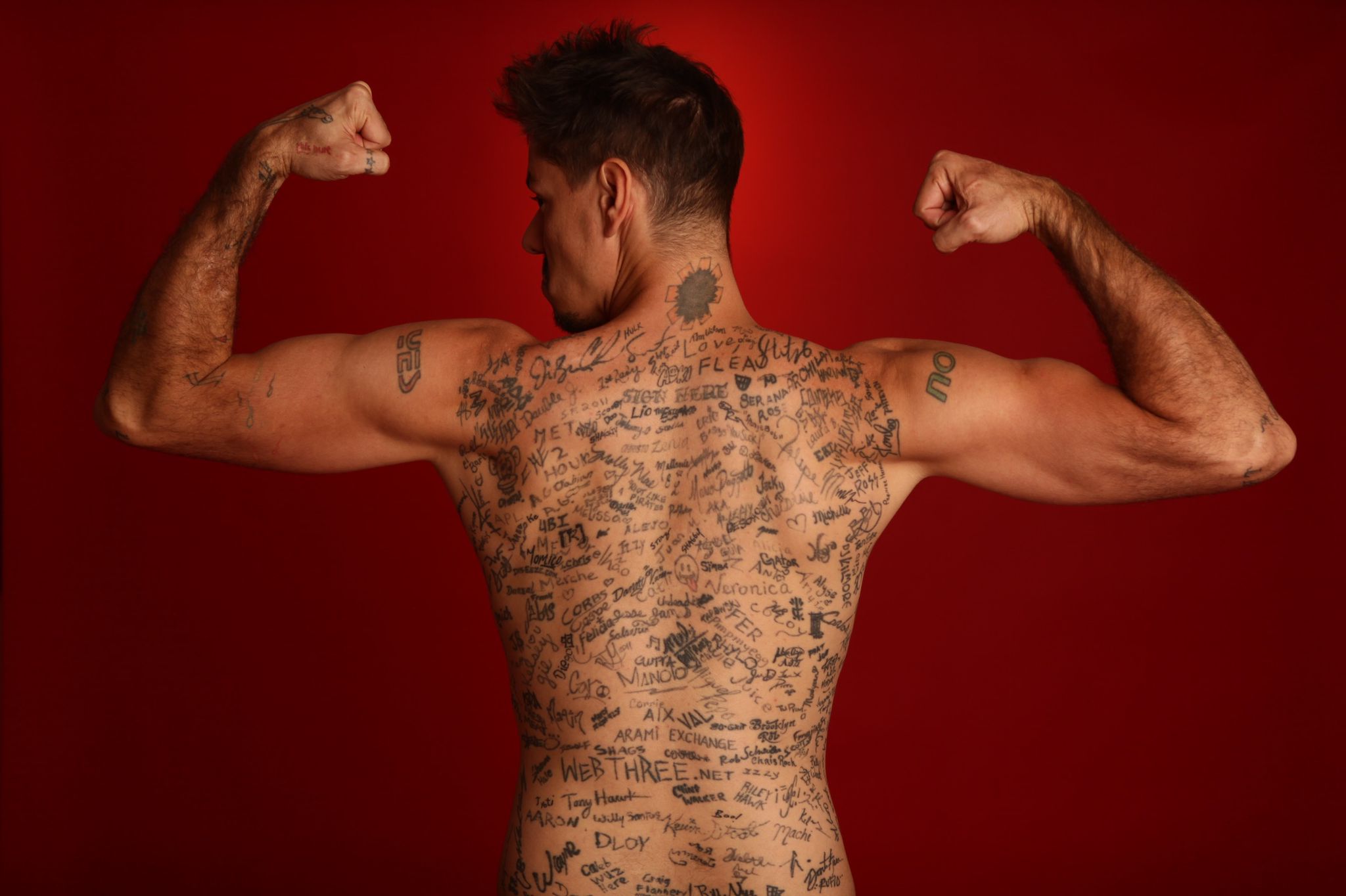 Funky Matas, el venezolano récord Guinness por sus 238 firmas tatuadas en la espalda