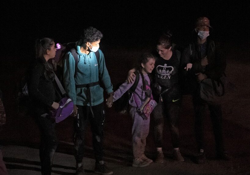 Venezolanos detenidos en Arica, rumbo a Chile. Foto Martín Bernetti AFP
