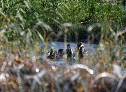 Venezolanos cruzando el Río Bravo rumbo a EEUU