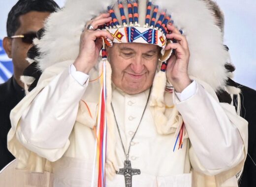 Papa pideperdona indigenas de Canadá