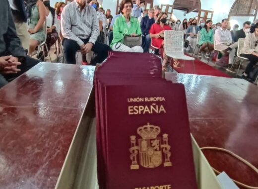 Sefardíes venezolanos reciben pasaporte español. Foto Olga Maribel Navas
