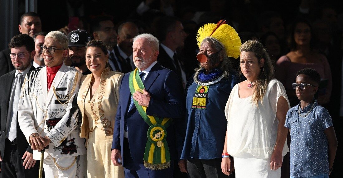 Lula recibe faja presidencial de parte del pueblo AFP