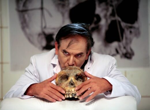 Héctor Manrique como el siniestro Doctor Chirnos