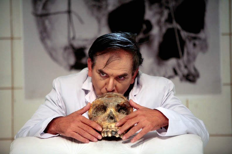 Héctor Manrique como el siniestro Doctor Chirnos
