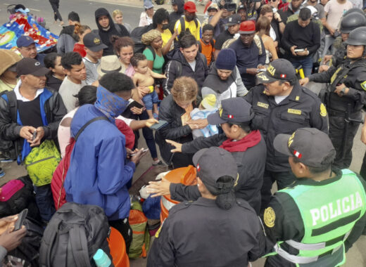 Perú y Chile en crisis fronteriza por migrantes