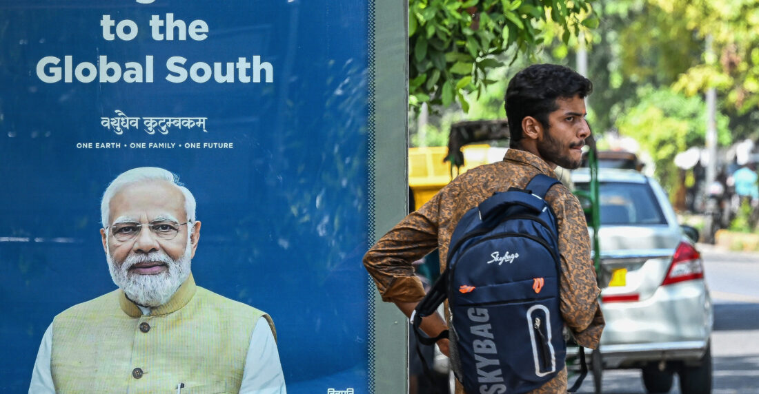 Una parada de autobús exhibe un retrato Narendra Modi, primer ministro de India, en Nueva Deli este 4/09/23. Foto Sajjad HUSSAIN / AFP
