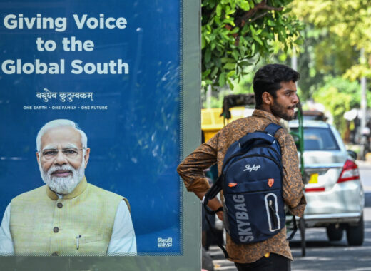 Una parada de autobús exhibe un retrato Narendra Modi, primer ministro de India, en Nueva Deli este 4/09/23. Foto Sajjad HUSSAIN / AFP