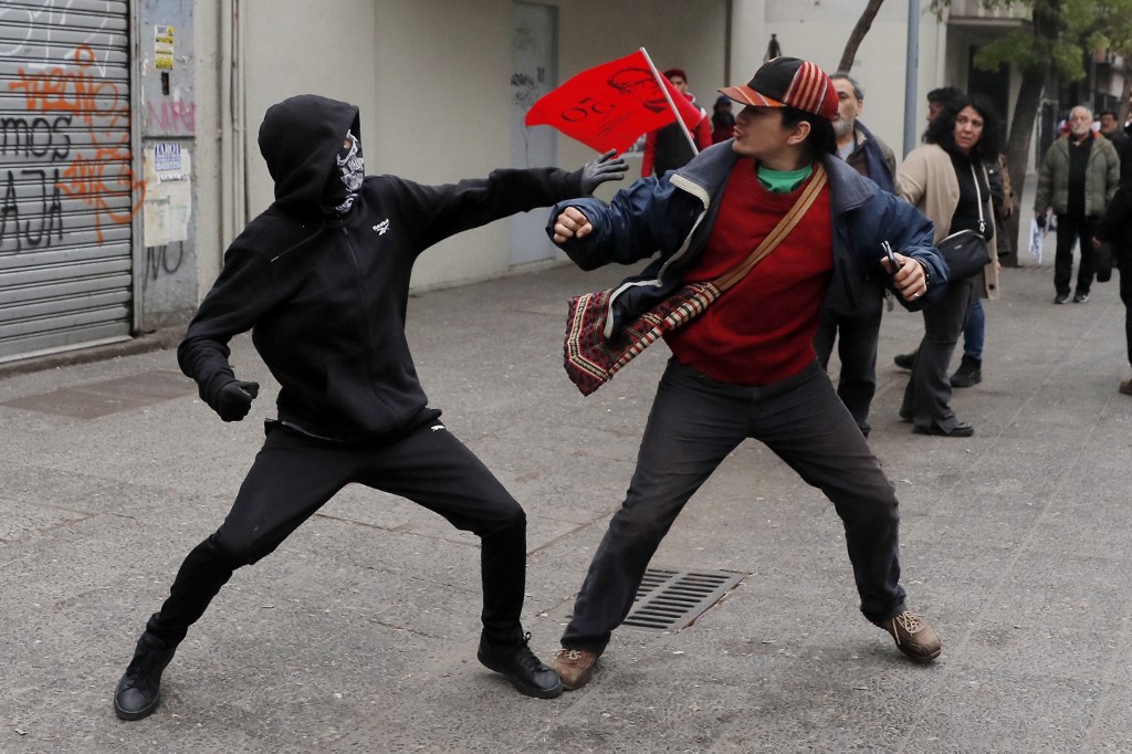 Encapuchados protagonizan disturbios en marcha por los 50 años del golpe  militar en Chile