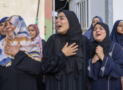 Gza, mujeres lloran a sus partientes víctimasde bombardeos AFP Foto
