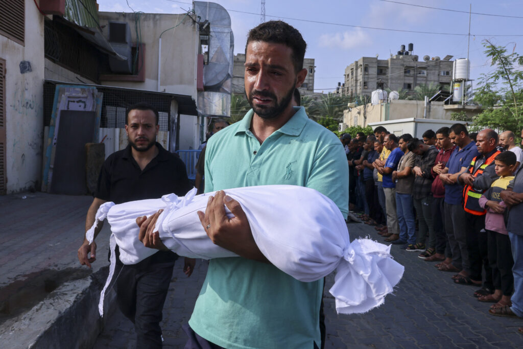 Franja de Gaza: bombardeos indiscriminados dejan víctimas inocentes. Foto: AFP/Mohammed Abed