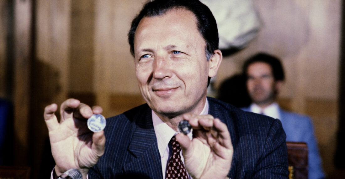 Jacques Delors, en 1982, durante lanzamiento del Euro
