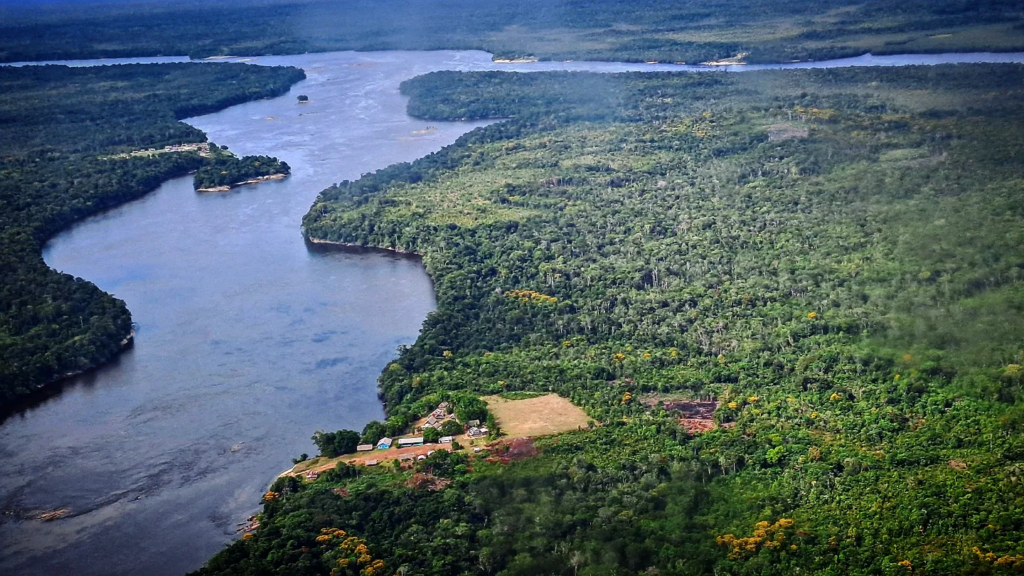 Confluencia del Brazo Casiquiare con el río Negro. Fotografía tomada por Reybert Carrillo, noviembre del 2023