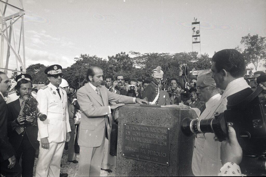 Acto nacionalización del petróleo. Lo acompañan, Rafael Alfonzo Ravard y Octavio Lepage. Archivo Audiovisual, Biblioteca Nacional de Venezuela.