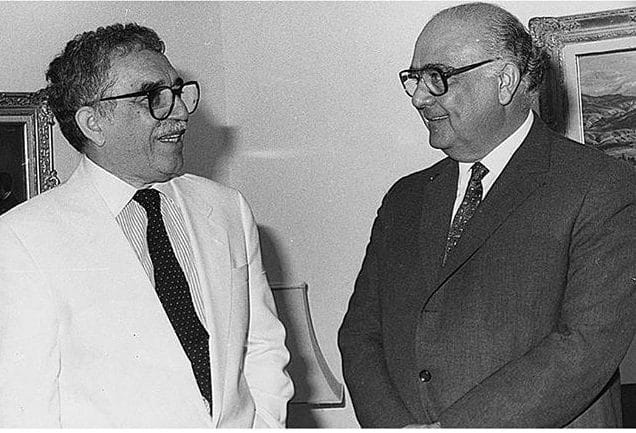  Gabriel García Márquez conversa con Jaime Lusinchi.