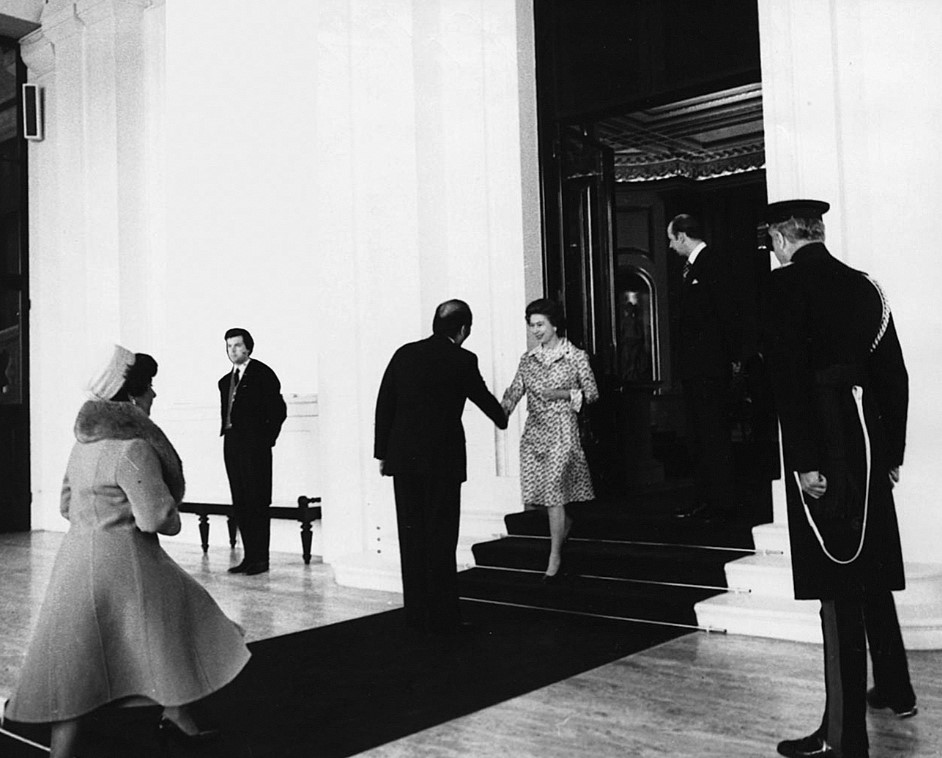  La reina Isabel II de Inglaterra, recibe a Carlos Andrés Pérez y a la primera dama, Blanca Rodríguez de Pérez