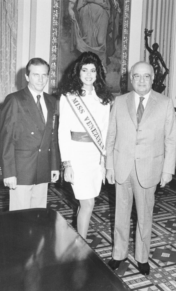 Osmel Sousa_ Yajaira Vera, Miss Venezuela 1988 y Jaime Lusinchi en el Palacio de Miraflores.