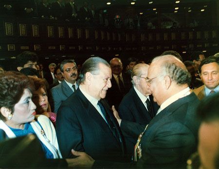  Saludos entre los presidentes Jaime Lusinchi y Rafael Caldera, observa la diputada Elys Ojeda González.