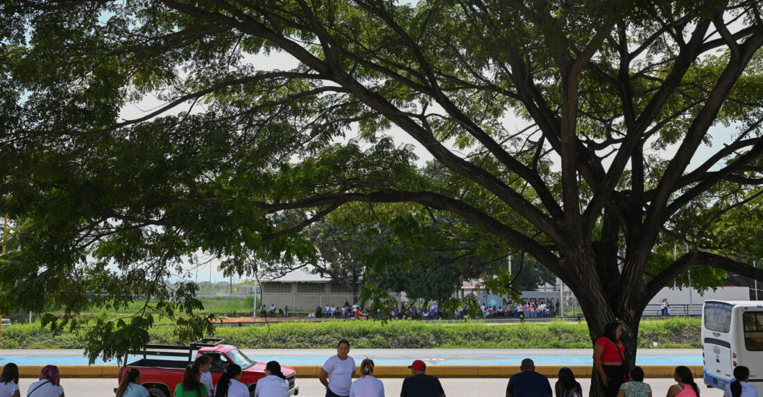 Familiares esperan afuera de Tocuyito