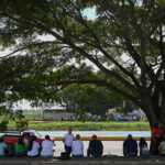 Familiares esperan afuera de Tocuyito