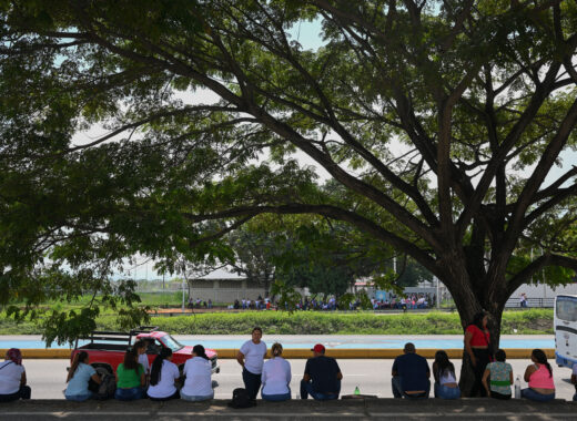 Familiares esperan afuera de Tocuyito