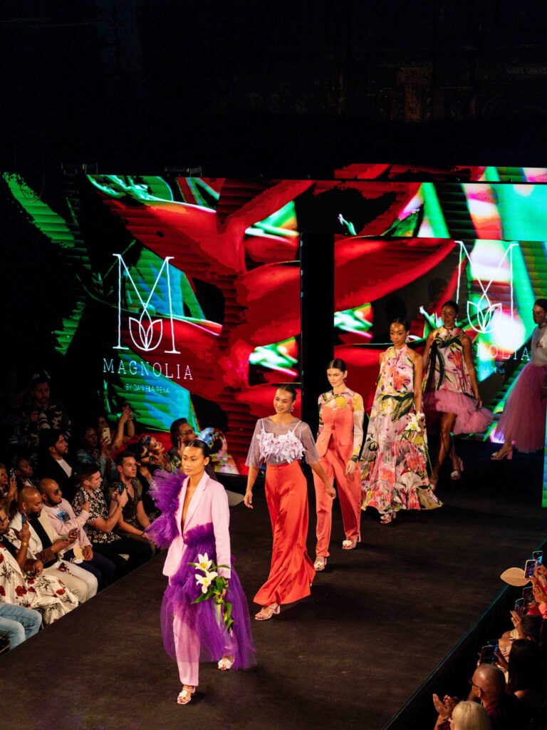 Daniela Peña en la pasarela de Magnolia New York