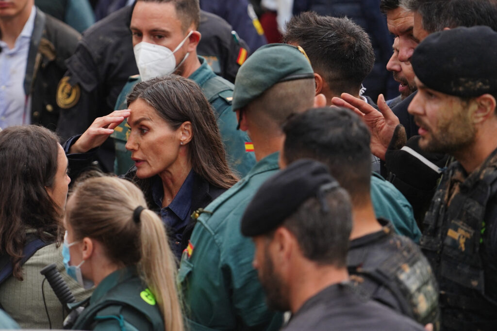 La reina Letizia de España reacciona ante la protesta de los residentes enojados durante su visita a Paiporta, en la región de Valencia, este de España, el 3 de noviembre de 2024, tras las devastadoras inundaciones mortales. - Una delegación encabezada por el rey y el presidente del gobierno de España fue abucheada hoy cuando visitaba la región de Valencia golpeada por las inundaciones mortales, con algunos gritando "asesinos" y otros arrojando barro, según periodistas de AFP en el lugar. El rey Felipe VI y la reina Letizia visitaron la ciudad de Paiporta, una de las más afectadas por las inundaciones que han matado a más de 200 personas, junto con el presidente del gobierno Pedro Sánchez y otros funcionarios. (Foto de Manaure Quintero / AFP) 