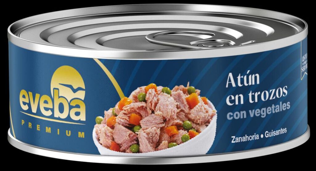 Al cumplir con la calidad exigida para la comercialización internacional de conservas del mar, y por la reconocida trayectoria en el rubro de producción de alimentos, el Grupo Eveba realizó durante este año varias exportaciones de pepitonas, atún y sardinas.

En 2024, Venezuela ha promovido la optimización de los procesos logísticos y la apertura de las rutas de comercio internacional, especialmente en bienes como productos alimenticios; lo que ha permitido a la empresa privada internacionalizar su producción. 

Annia Mansilla, gerente de Administración de Ventas del Grupo Eveba, explicó que, en octubre,cuando la empresa cumplió 57 años, exportaron 16 presentaciones de sardinas, atún y pepitonas de 125 y 170 gramos, abarcando, además, las denominadas especialidades en sardinas y ensaladas de la Línea Premium de atún. 

“Podemos decir que tenemos todo nuestro portafolio de productos accesible en mercados internacionales. Nuestro objetivo es llegarle a ese venezolano que vive afuera y que siente nostalgia por su marca de toda la vida”, señaló Mansilla.

La llegada de los productos marca Eveba a mercados foráneos representa una diversificación del mercado, aprovechar la capacidad instalada de sus dos plantas de producción y la generación de fuentes de empleo. 